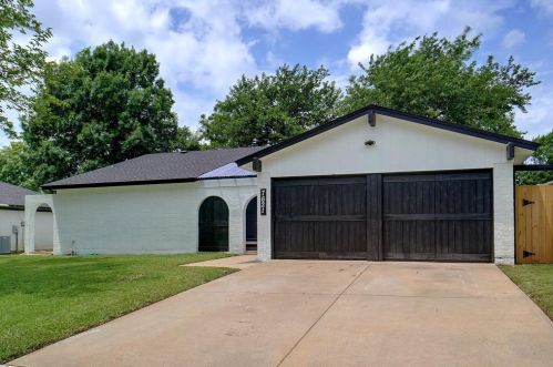 7621 Oak Ridge Dr, Fort Worth, TX 76182-7920