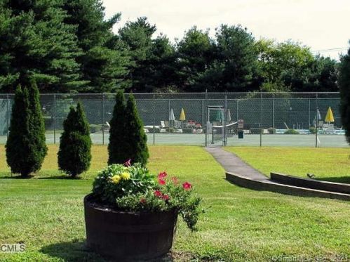 515 Swanson Cres, Milford, CT 06461-2735