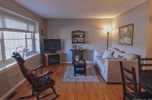 6 Highland Dr, Upper Stepney, CT 06468-1441