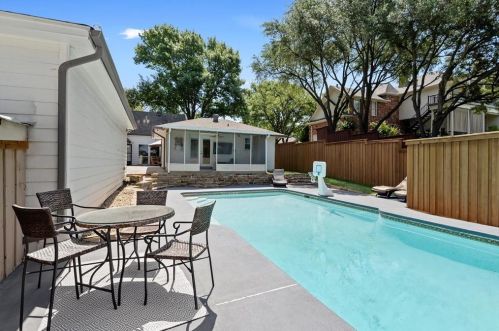 7305 Crofton Dr, Dallas TX  75231-4807 exterior