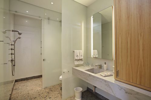 2500 Telegraph Rd, Bannockburn IL  60015-1540 exterior