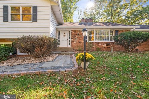 800 Kentland Dr, Great Falls, VA 22066-1009