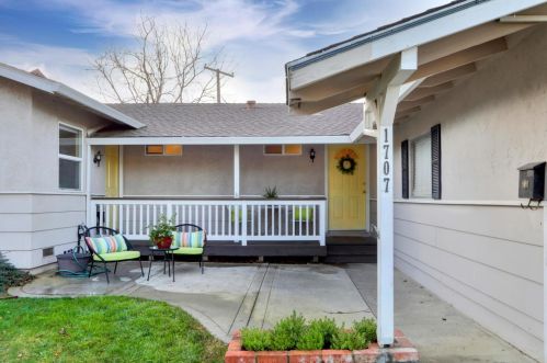 1707 Baywood Ln, Davis, CA 95618-1406