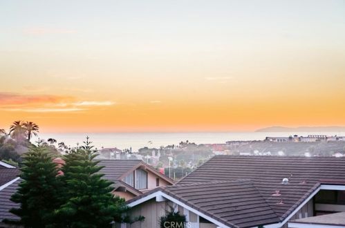 323 Calle Empalme, San Clemente CA  92672-2105 exterior