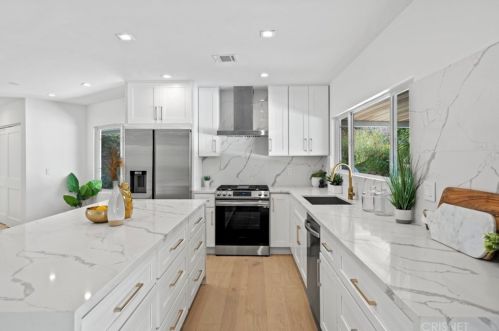 3701 Royal Woods Dr, Van Nuys CA  91403-4217 exterior