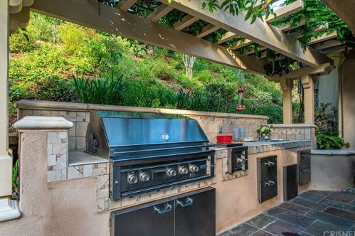 2010 Buckingham Pl, Glendale CA  91206-1401 exterior