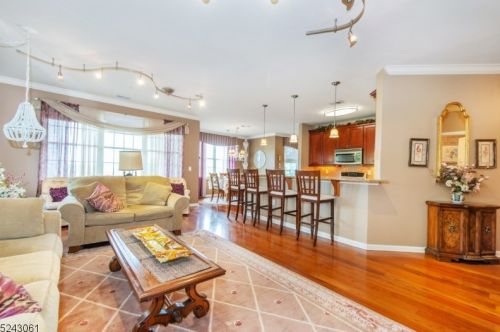 8 Zachary Way, Mount Arlington, NJ 07856-2322