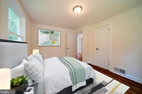 73 Bayberry Rd, Princeton NJ  08540-7418 exterior