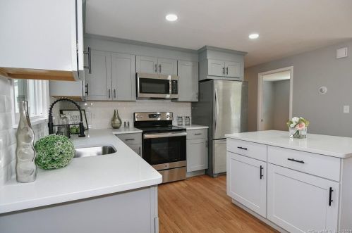 10 Cobblers Ct, Niantic CT  06357-1310 exterior