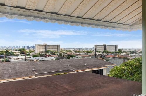 1561 Meyers St, Honolulu HI  96819-2514 exterior