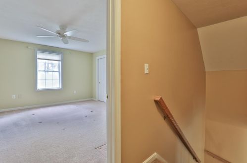 38 Scottsdale Dr, Hudson NH  03051-3750 exterior