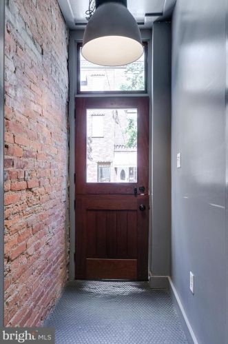 1631 10th St, Philadelphia, PA 19148-1132