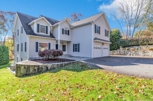 34 Canfield Dr, Huntington, CT 06484-5765