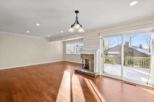 8 Meadow Ave, Woodbury, CT 06798-3920