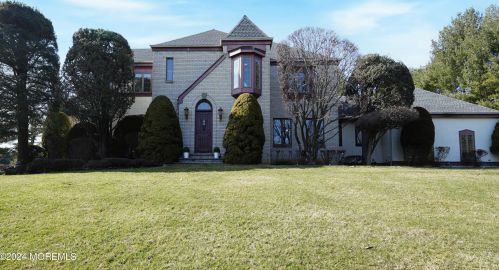 82 Takolusa Dr, Holmdel Village, NJ 07733-1264