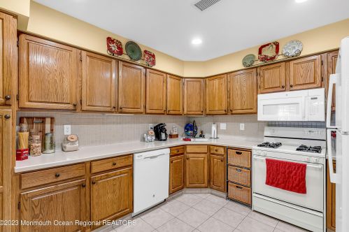 17 Rawson Cir, Tinton Falls NJ 07712-2579 exterior