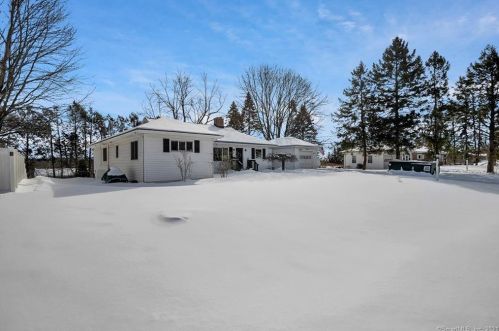 16 Ridgeland Cir, Wallingford, CT 06492-2121