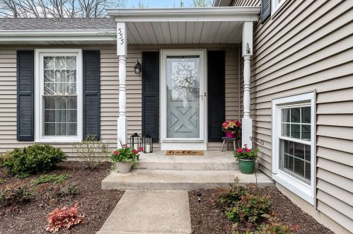 555 Stanhope Ct, Naperville, IL 60565-2612