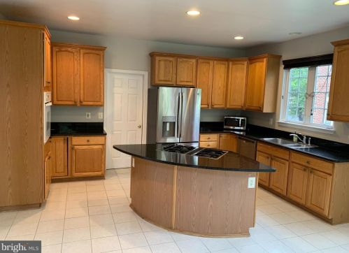 302 Senate Ct, Herndon VA  20170-5487 exterior