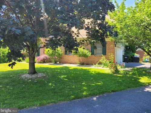15 Feree Cir, Lancaster, PA 17601-4879