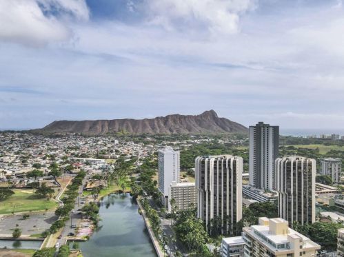 300 Wai Nani Way, Honolulu HI 96815-3961 exterior