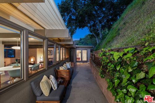 2430 Bywood Dr, Glendale CA  91206-4703 exterior