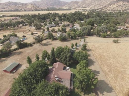 33679 Bobcat Dr, Springville, CA 93265-9603