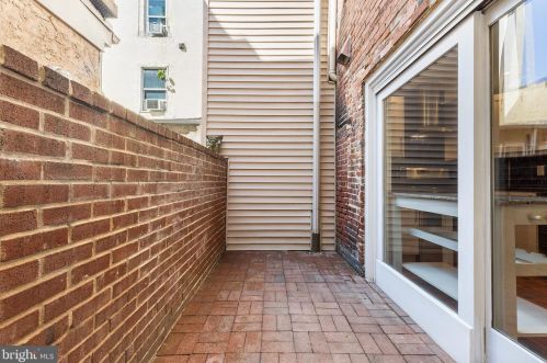 904 10th St, Philadelphia PA 19147-3744 exterior