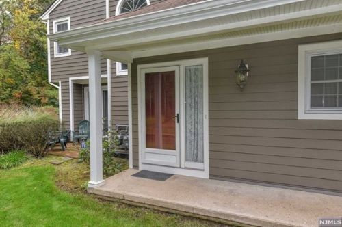 142 Oldwoods Ct, Mahwah, NJ 07430-2055