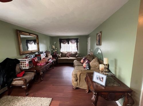 9 Hillhurst Ave, Providence, RI 02909-4703