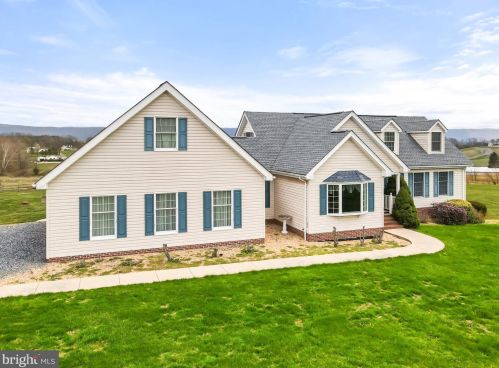 158 Manor Hill Dr, Toms Brook, VA 22660-2550