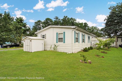 67 Beaver Ave, Lakehurst NJ  08759-3666 exterior