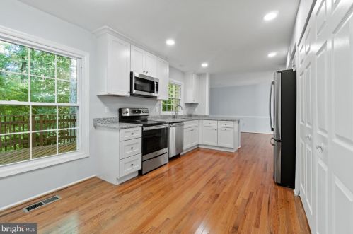 5835 Oakland Park Dr, Springfield VA  22015-2438 exterior