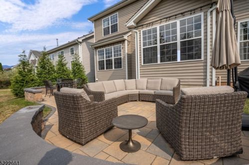 3 Pony Ln, Flemington, NJ 08822-3440