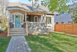 7526 Roosevelt Way, Seattle, WA 98115-4221