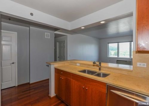 3104 City Pl, Edgewater NJ  07020-3145 exterior