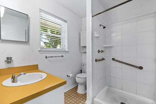 2110 Bordeaux Dr, Carrollton TX 75007-5501 exterior