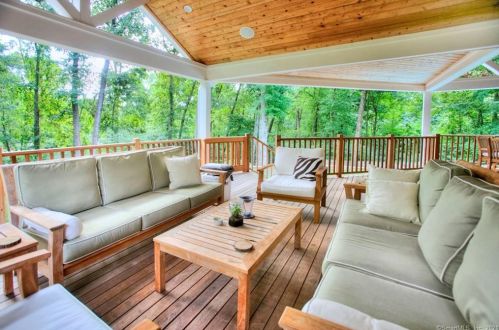 17 Morand Ln, Wilton CT  06897-4112 exterior