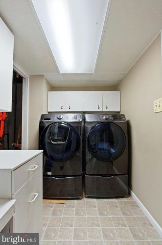 1464 Whispering Spg Dr, York PA 17408-8209 exterior