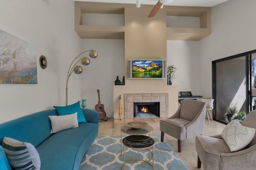 476 Village Sq, Palm Springs, CA 92262-7557