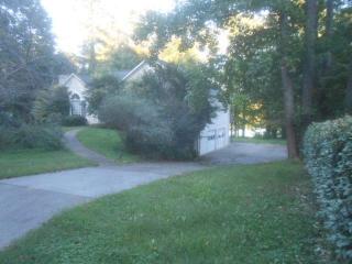 638 Picketts Lake Dr, Acworth, GA 30101-4712