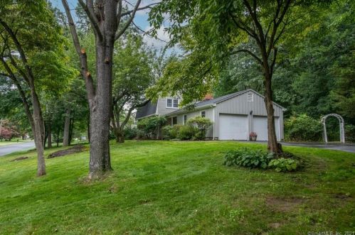 41 Mountain Edge Dr, Southington, CT 06489-4651