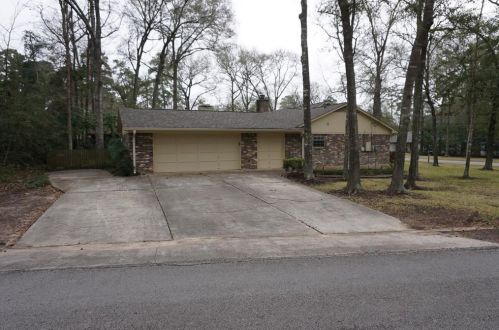 41 Greentree Ln, Conroe, TX 77304-1108