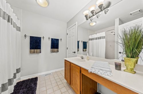 1098 Bradbury Cir, Carol Stream IL  60188-3904 exterior