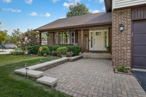 1024 Georgia Dr, Elk Grove Vlg, IL 60007-2930