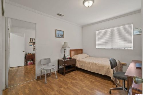 1998 Glenoaks Blvd, Glendale CA  91201-1644 exterior