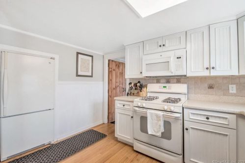 110 Ransom Hall Rd, Waterbury, CT 06716-2539