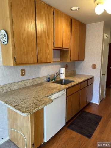 152 Indian Hollow Ct, Mahwah, NJ 07430-2275