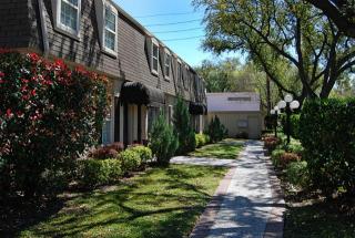 907 Ripple Creek Dr, Houston TX  77057-1017 exterior