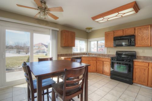 1198 Knollwood Dr, Carol Stream IL  60188-2943 exterior